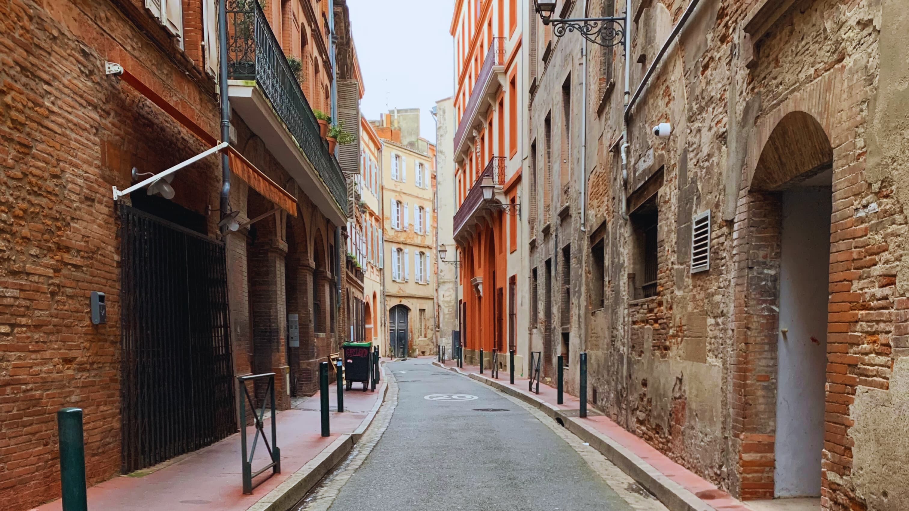 photo de la rue Velane devant le restaurant les volets rouges