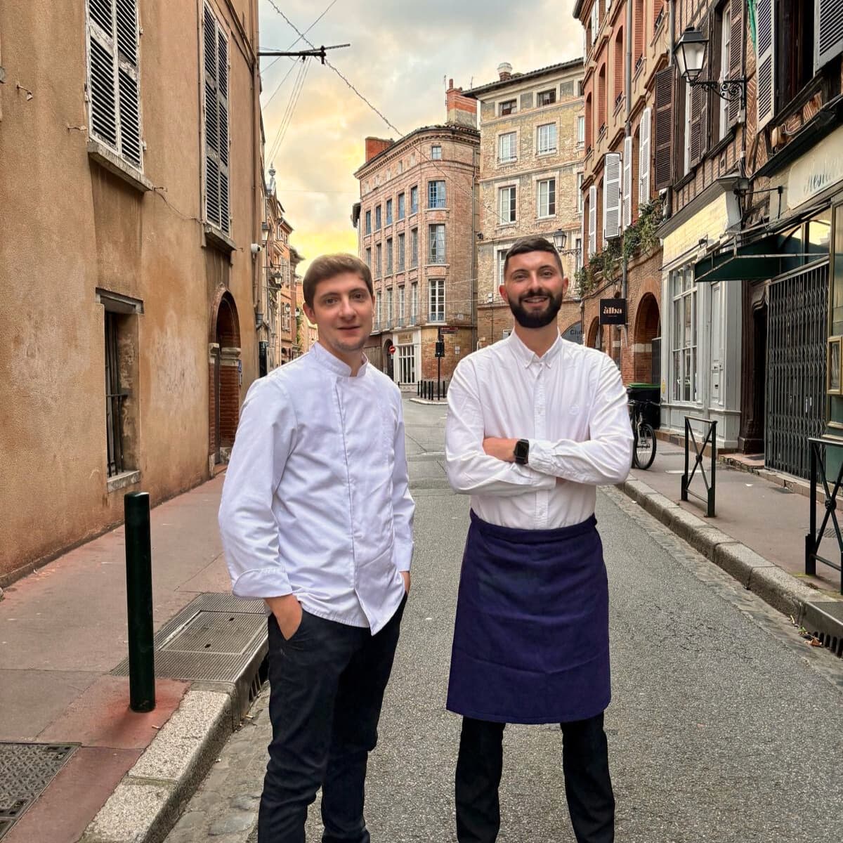 photo de Vincent et Paul devant le restaurant les volets rouges